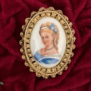 Vintage Cameo Brooch with Gold Frame
